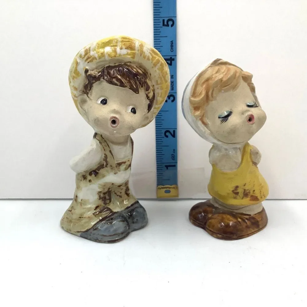 Boy Kissing Girl Yellow Salt‎ and Pepper Shakers Gift Ceramic Vintage